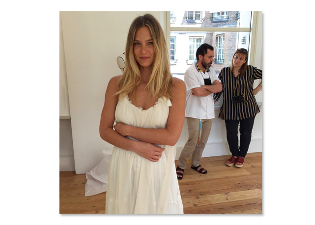 Bar Refaeli n a prova de seu vestido de casametno - Foto: reprodução/ Instagram