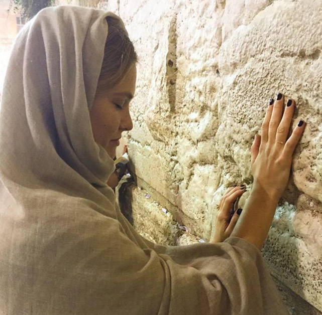 Bar Refaeli postou foto na cidade - Foto: Instagram