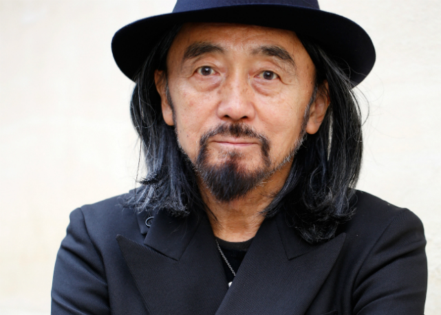 Yohji Yamamoto criou lenços especiais para o hotel Le Meurice - Foto: Getty Images 