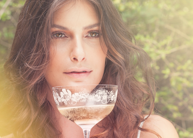 Carol Francischini tomando sua Perrier-Jouet