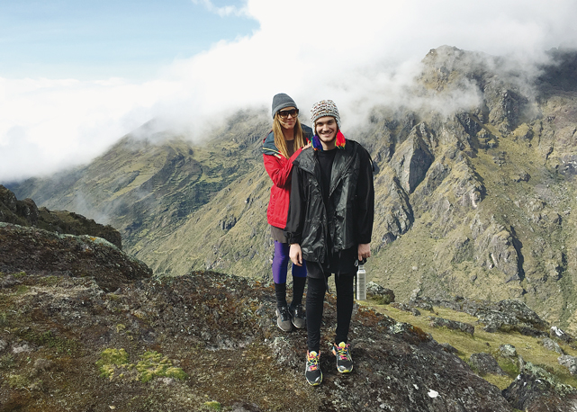 Camila e Lucas em uma pausa durante o hiking