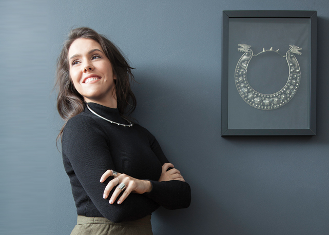 Danielle Porcino usa blusa Topshop e saia Coven (R$ 675) - Foto: Raphael Briest/reprodução