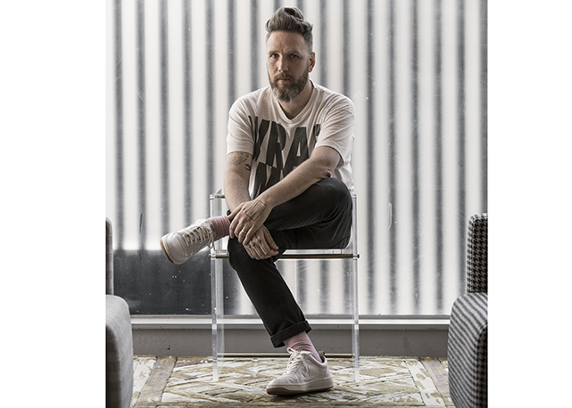 Alexandre Herchcovitch com o modelo da colab - Foto: Divulgação