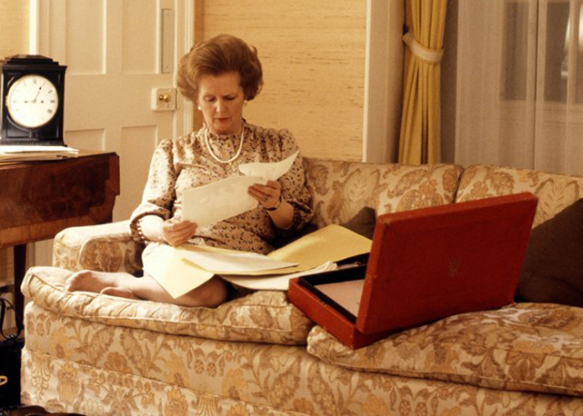 Margaret Thatcher com sua pasta vermelha, que será leiloada - Foto: reprodução