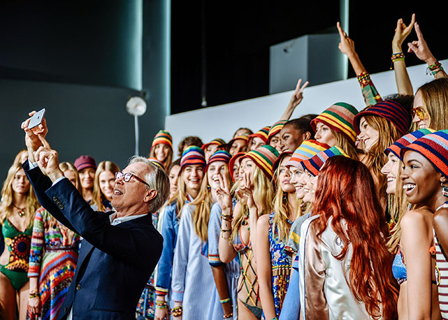 Tommy e as modelos no backstage do desfile de verão 2016 - Foto: Getty Images