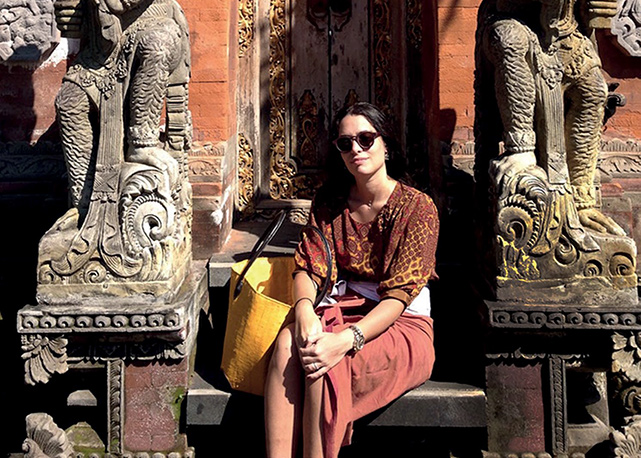 Kika na porta do templo Tirta Empul, famoso na ilha por suas águas sagradas e rituais de purificação - Foto: Arquivo pessoal