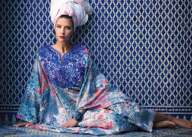 Caftan da coleção Royalty Kaftans, da Nour, by Adriana Bittencourt, pulseira que ganhou de presente da condessa Marta Marzzoto e foulard vintage - Foto: Lamia Lahbabi/reprodução