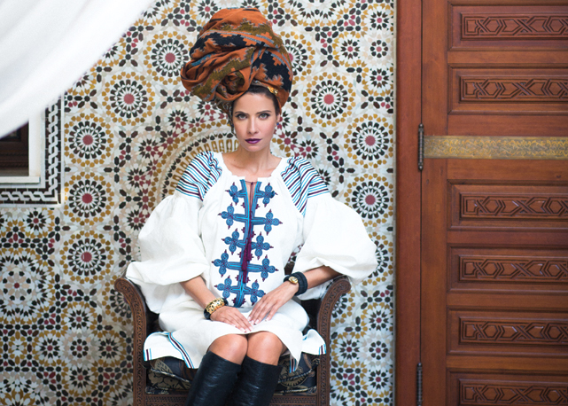 Adriana usa vestido Aisha, bordado com desenho vintage, usado pelos bérberes, povo das montanhas do Marrocos. Tudo Nour, by Adriana Bittencourt. Pulseira de ônix e ouro da Gioielleria Zendrini, comprada no hotel Cala Di Volpe, na Sardenha, e botas Brian Atwood - Foto: Lamia Lahbabi/reprodução