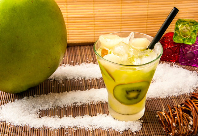 Caipirinha kiwi com gelo de coco - Foto: divulgação