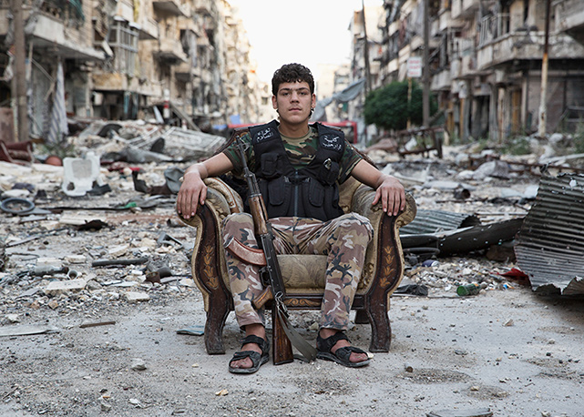 Young Soldier of Jaish al Mujahideen group in Aleppo, Syria | June 21, 2014 - Foto: Gabriel Chaim