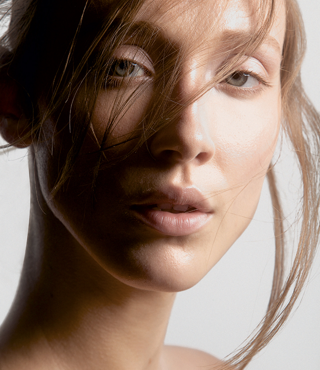 Para completar o make - Batom cremoso Happy, Nude Year Bourjois, R$ 54; Blush Douceur Nars, R$ 159; Pincel Shu Uemura, US$ 119 - Foto: Chales Warren; Beleza: Teo Miranda (BeSociety MGT); Modelo: Amanda Fiore (Ford Models)
