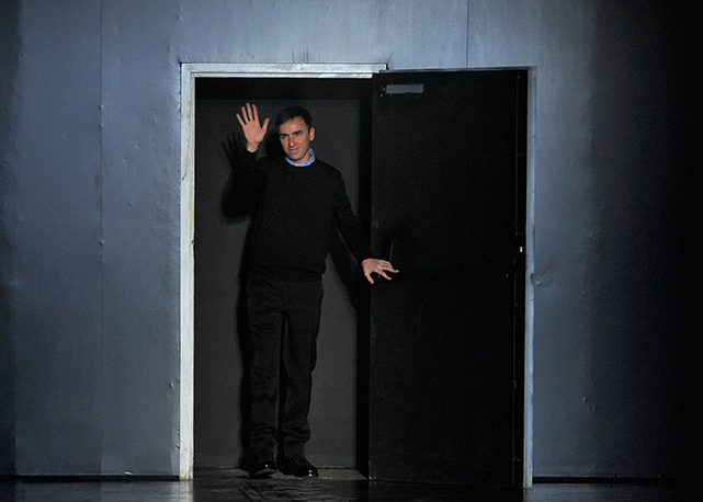 Raf Simons durante a semana de moda de Milão 