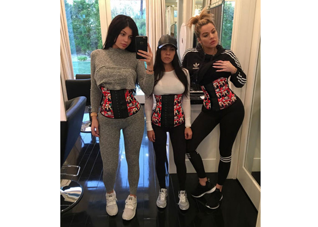 As irmãs Kardashians com seus corsets - Foto: reprodução/ Instagram
