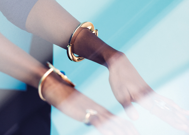 Na mão esquerda pulseira de ouro e lápis-lazúli, £ 450. Na mão direita pulseira de ouro, esmate e lápis-lazúli, £ 350; anel em ouro e esmalte, £ 95 - Foto: Tinko Czetwertynski/ reprodução