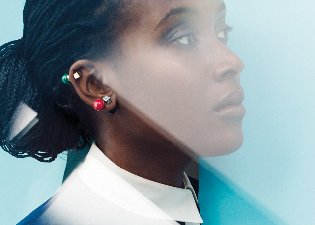 Brinco de ouro com malaquita, £ 75, e brinco de ródio e coral, £ 75 - Foto: Tinko Czetwertynski/ reprodução