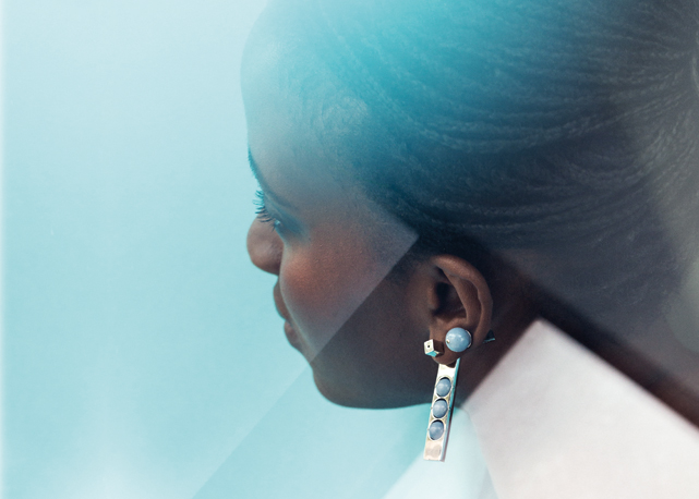 Brincos de ródio e angelita, £ 225 (grande) e £ 75 (pequeno) - Foto: Tinko Czetwertynski/ reprodução