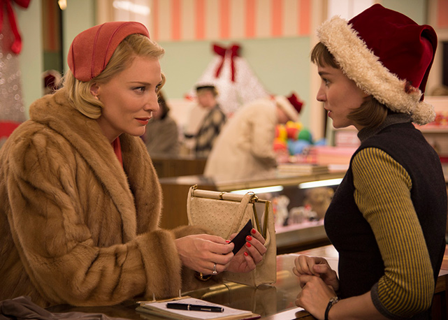 Cate Blanchett e Rooney Mara em "Carol", com roteiro adaptado por Phyllis Nagy, ficou de fora das principais categorias. Filme explora o amor entre duas mulheres - Foto: Divulgação