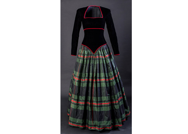 O vestido em tartan verde e preto da estilista Catherine Walker - Foto: reprodução