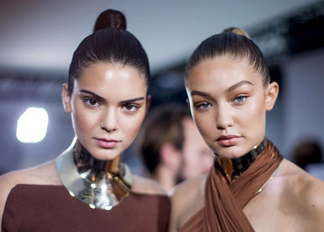 Kendall Jenner e Gigi Hadid no backstage Balmain SS16 - Foto: Getty Images