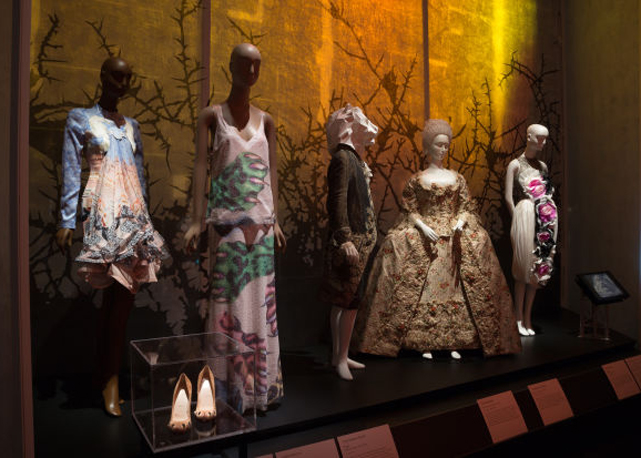 A sala da "A Bela e a Fera" na exposição Fairy Tale Fashion no FIT Museum - Foto: reprodução