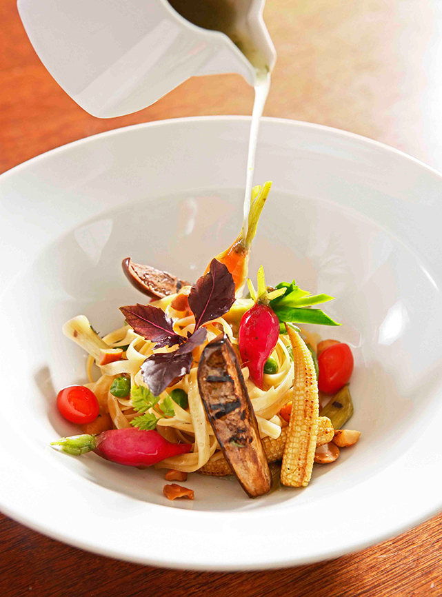 Talharim a Primavera com Mini Legumes da Estação - servido ao ‘’Velouté’’ leve de vegetais aromatizado com limão siciliano e macadâmia, (R$ 82) - Foto: divulgação