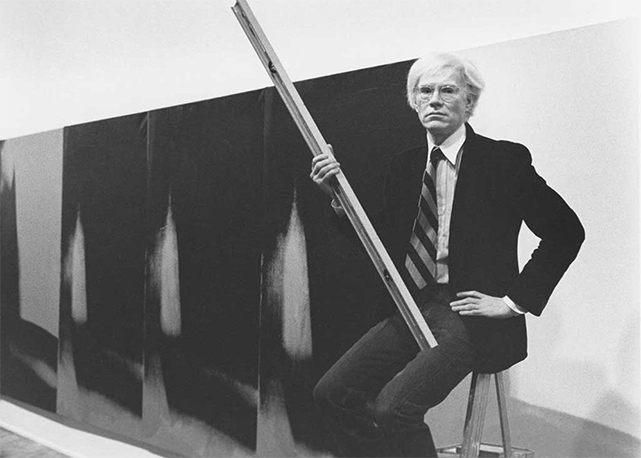 Andy Warhol frente à obra "Sombras" na galeria,1979 - Foto: reprodução