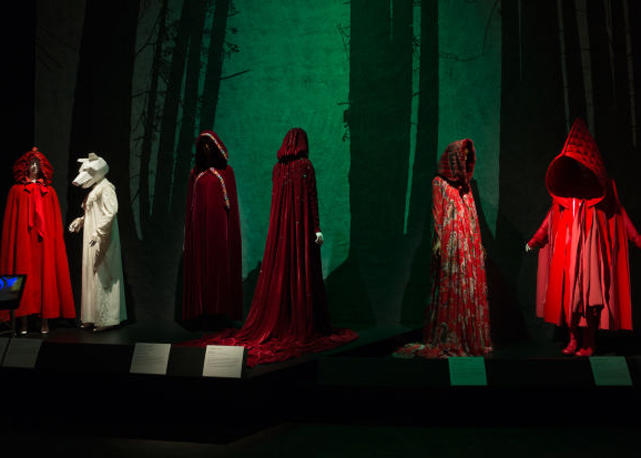A sala da "Chapeuzinho Vermelho" na exposição Fairy Tale Fashion no FIT Museum - Foto: reprodução
