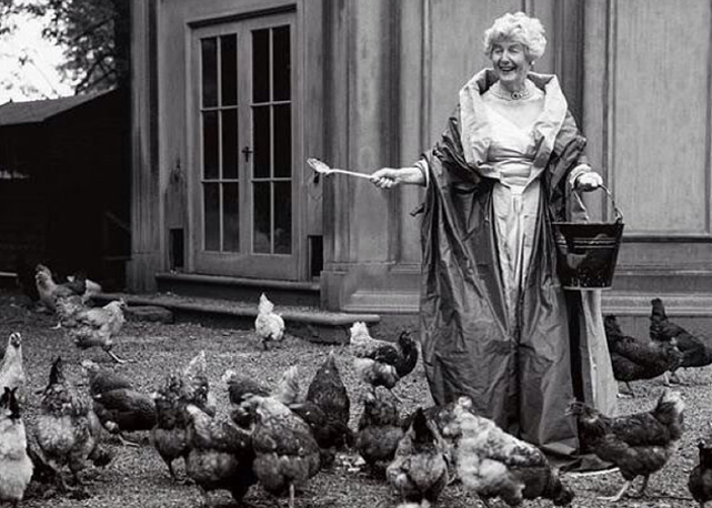 Deborah, Duquesa de Devonshire alimentando suas galinhas em um vestido Balenciaga em 1995 - Foto: Bruce Weber/ reprodução