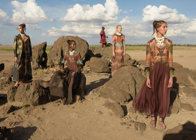 Um dos cliques da campanha de verão 2016 da Valentino - Foto: Steve McCurry/reprodução