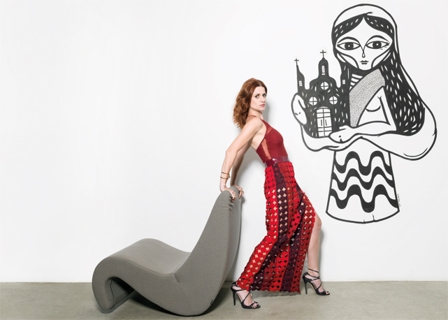 Giuliana vestebody e saia de sua marca; sandálias Jimmy Choo. Poltrona Amoebe para Vitra e obra de Bruno Dias - Foto: Christian Maldonado