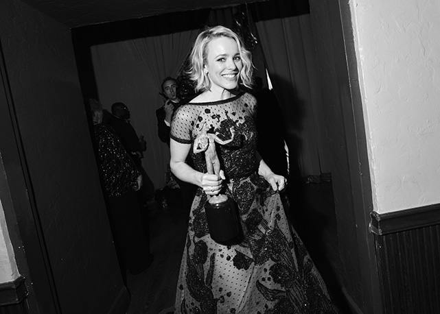 Rachel McAdams com seu prêmio de Melhor Elenco, por "Spotlight" - Foto: Getty Images