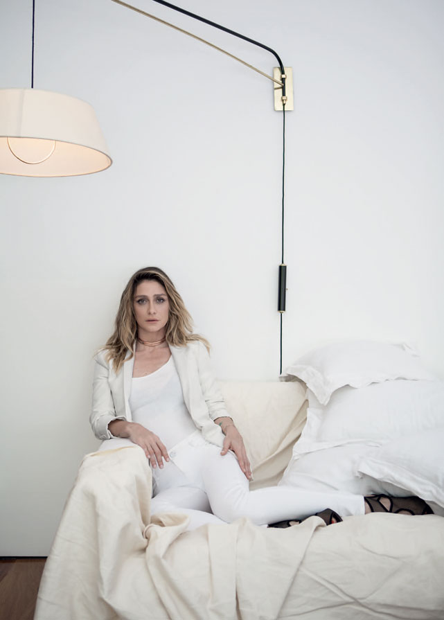 Amora usa regata James Perse; terno Saint Laurent; choker Flavia Madeira; calça Stella McCartney e sandália Aquazzura - Foto: Mariana Maltoni -Set design: Tissy Brauen - Styling: Giovana Refatti