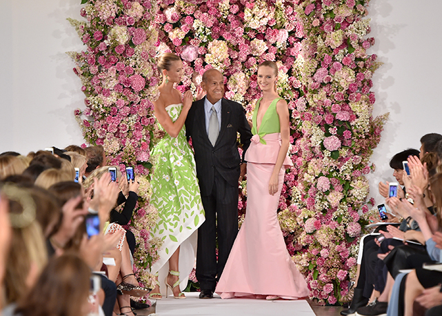 Oscar de La Renta em seu desfile de verão 2015 - Foto: Getty Images