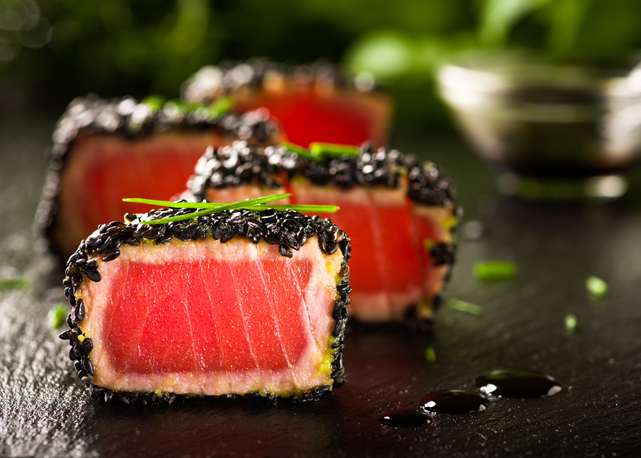 Atum em Crosta de Gergelim com Molho Oriental - Foto: divulgação