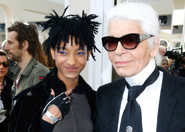 Willow Smith e Karl Lagerfeld no desfile de inverno 2016/17 da Chanel - Foto: Getty Images