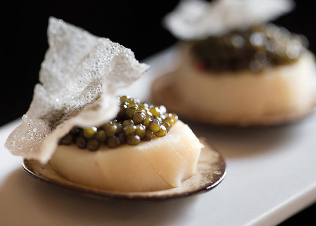 Vieira com caviar e chips de arroz do Le Gabriel - Foto: reprodução