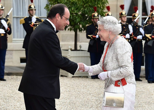 Rainha com sua bolsa - Foto: reprodução