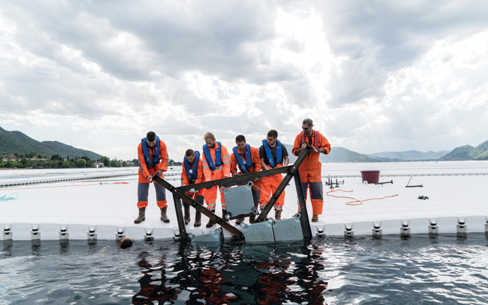 Operários instalam doca flutuante no Lago de Iseo na Itália em abril - Foto: divulgação