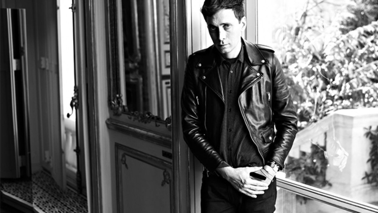 Hedi Slimane está processando o grupo Kering - Harper's Bazaar