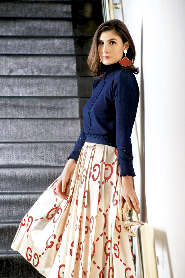 Marisa veste tricô Talie NK, saia Gucci e brincos Emporio Armani. Foto: Romulo Fialdini