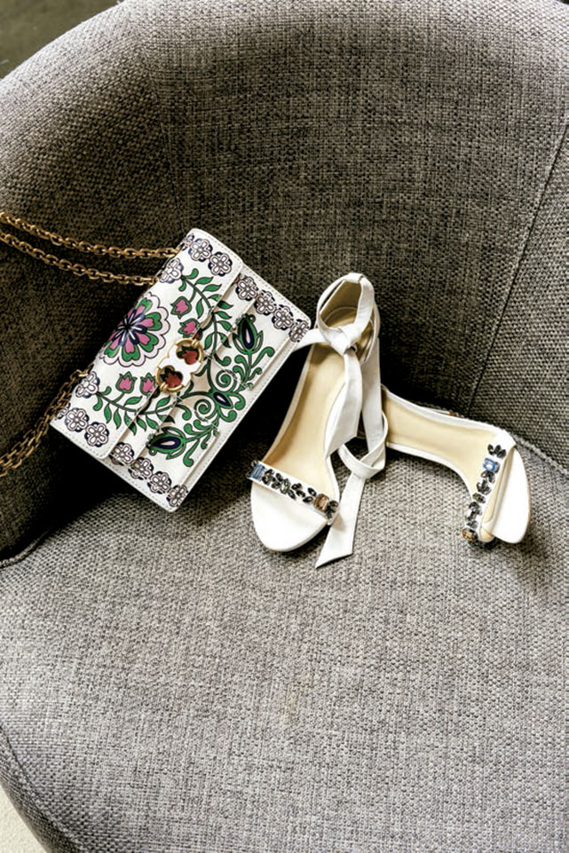 Bolsa Tory Burch e sandálias Alexandre Birman. Foto: Romulo Fialdini