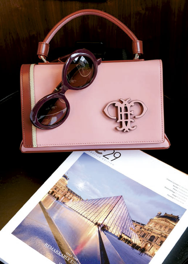 Óculos Jimmy Choo na Safilo e bolsa Emilio Pucci. Foto: Romulo Fialdini