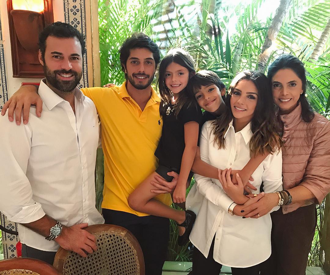Momento família com o namorado, irmão, filhos e mãe - Foto; Instagram 