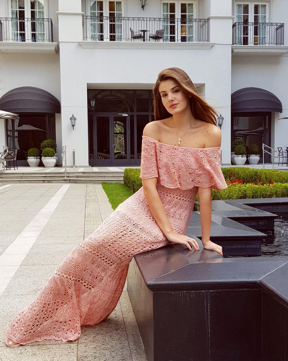 Camila Queiroz veste Galeria Tricot