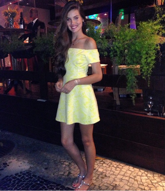 Mini dress. Camila Queiroz - Foto: Pinterest 