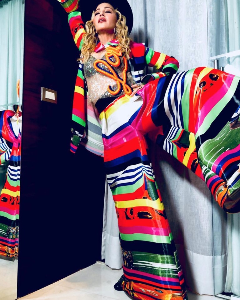 Madonna já chegou no Brasil  bem colorida, usando a grife Fyodor Golan - Foto: Reprodução/Instagram @madonna