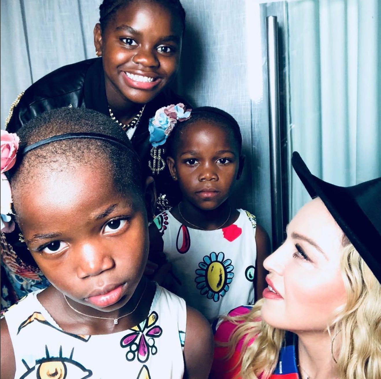 A cantora com as filhas  Estere, Stelle e Mercy James - Foto: Reprodução/Instagram @madonna