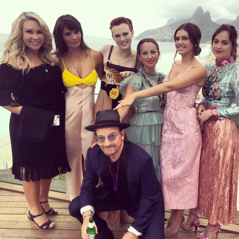 Bono Vox, Dakota Johnson e demais convidados no rooftop do Fasano antes da cerimônia - Foto: Instagram