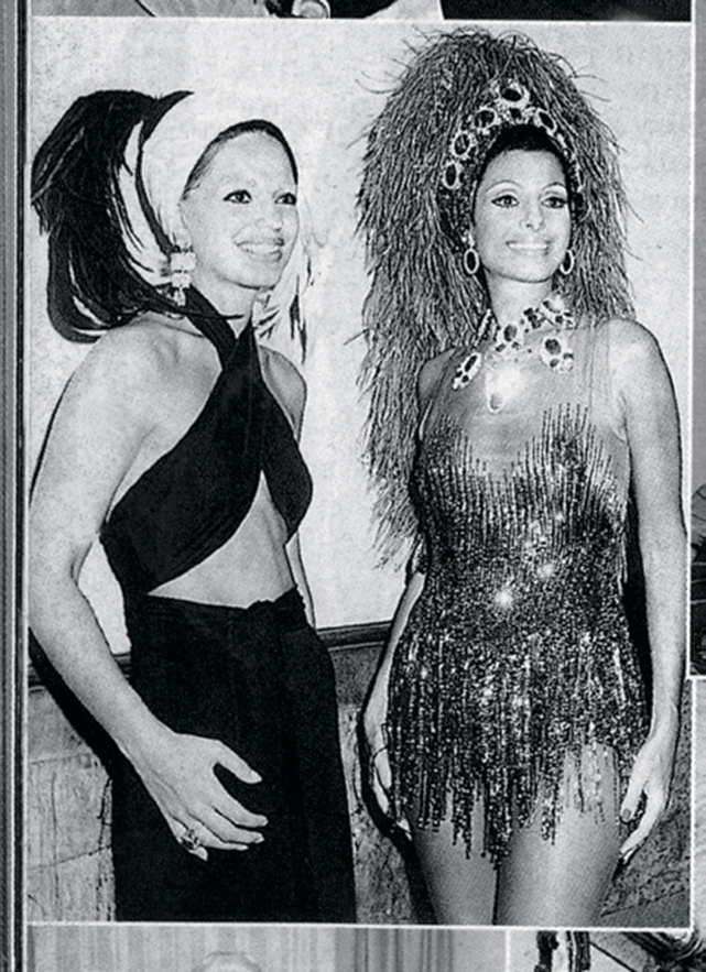 Ao lado da princesa Ira de Furstenberg, no carnaval do Rio, em 1988