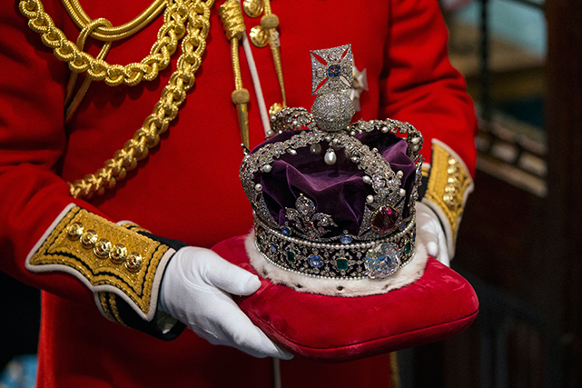 A Coroa Imperial do Estado com o rubi Black Prince e safira St Edward  - Foto: Getty Images